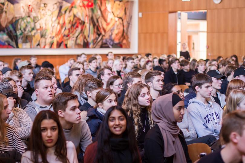 Elever fra 40 gymnasier samlet for at høre Martin Lidegaard